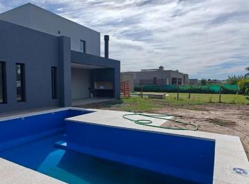 Casa · 139m² · 4 Ambientes · 4 Cocheras · Casa de Dos Plantas con Pileta en Pilar del Este San Ramon