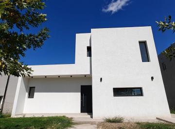 Casa · 177m² · 4 Ambientes · 2 Cocheras · Casa en Venta en Pilar del Este Santa Lucia