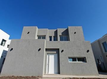 Casa · 188m² · 4 Ambientes · 2 Cocheras · Casa de Dos Plantas en Pilar del Este Santa Lucia