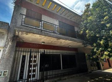 Casa de 6 ambientes, Tres de Febrero · Casa en Venta Caseros 6 Ambientes con Cochera