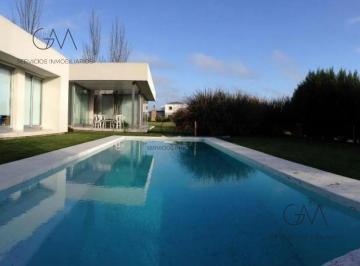 Casa · 250m² · 4 Ambientes · 2 Cocheras · Casa en Alquiler Temporario