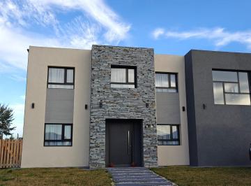 Casa · 190m² · 5 Ambientes · 4 Cocheras · Casa con Pileta en San Sebastian Apto Crédito