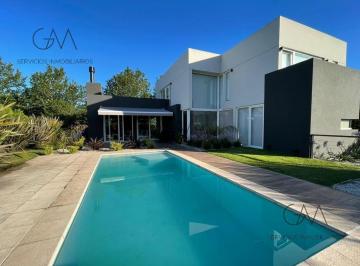 Casa · 220m² · 4 Ambientes · Casa en Alquiler Temporada en Rumenco