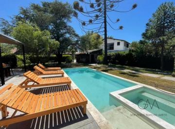 Casa · 220m² · 5 Ambientes · Casa en Alquiler Temporario Pinos de Anchorena