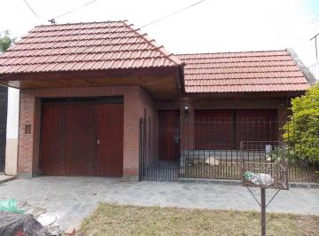 Casa de 3 ambientes, Lanús · Casa 3 Ambientes con Jardin, Garaje, Fondo y Terraza. 190 m² Totales. ¡Rebajada!