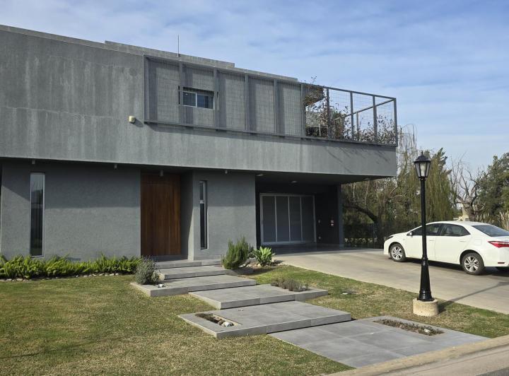 Casa · 301m² · 7 Ambientes · 2 Cocheras