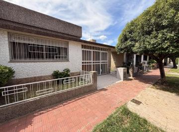 Casa · 85m² · 4 Ambientes · 1 Cochera · Casa en Alberdi Dos Dorm. con Cochera y Patio
