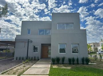 Casa · 220m² · 7 Ambientes · 2 Cocheras · Casa en Carpinchos