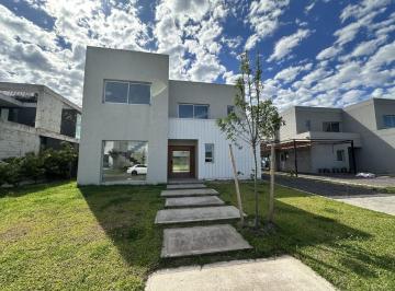 Casa · 160m² · 6 Ambientes · Casa en Carpinchos