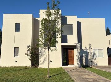 Casa · 157m² · 4 Ambientes · 2 Cocheras · Casa en Alquiler en San Matias, Escobar, G. B. a. Zona Norte