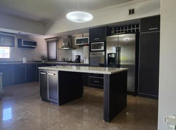 Casa · 276m² · 5 Ambientes · 1 Cochera · Casa en Venta en Chivilcoy, Resto de La Provincia, Buenos Aires