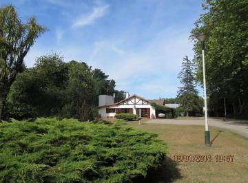 Quinta vacacional · 325m² · Pintoresca Casa Quinta Sobre Hectárea con Excelente Forestación.