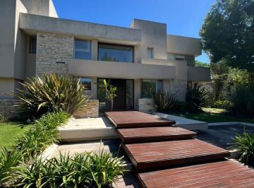 Casa · 488m² · 5 Ambientes · 2 Cocheras · Casa en Venta en Barrio del Casco Leloir