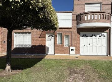 Casa · 139m² · 6 Ambientes · 3 Cocheras · Casa de Cuatro Dorm. en La Plata
