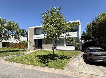 Casa · 300m² · 8 Ambientes · 3 Cocheras · Casa - Venta - San Isidro Labrador Country Club