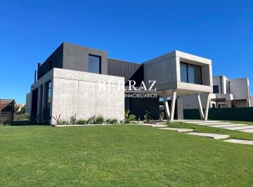 Casa · 276m² · 7 Ambientes · 6 Cocheras · Casa Venta 4 Dorm. Barrio La Calesa Lote de 893 m² Pilara, Pilar