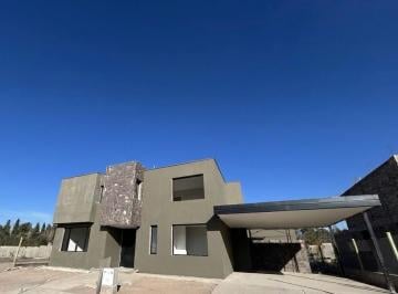 Casa · 222m² · 8 Ambientes · 2 Cocheras · Venta de Casa en Barrio Privado Alzaga Liniers - Chacras de Coria, Luján de Cuyo.