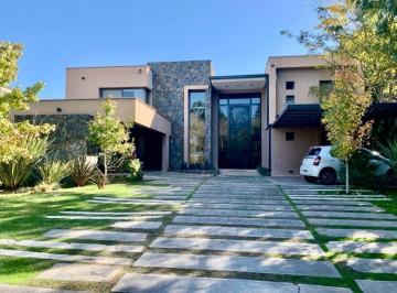 Casa · 500m² · 5 Ambientes · 4 Cocheras · Casa en Chacras de Coria