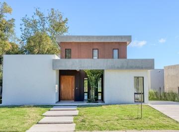 Casa · 168m² · 5 Ambientes · 1 Cochera · Casa en Venta en Santa Elisa