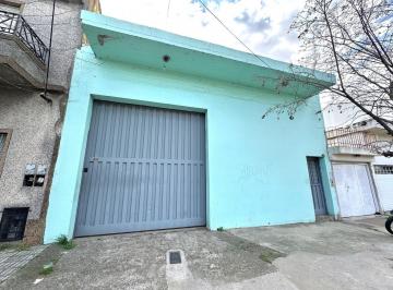 Bodega-Galpón · 205m² · 2 Ambientes · 9 Cocheras · Galpón en Venta con Oficina y Baño Depósito en Bernal Oeste