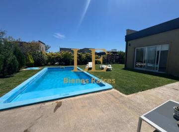 Casa · 162m² · 4 Ambientes · 3 Cocheras · Venta Casa con Pileta