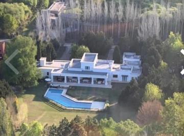 Casa · 700m² · 9 Ambientes · 4 Cocheras · En Venta con Renta Espectacular Casa en La Colina Villa de Campo - Open Door - Lujan