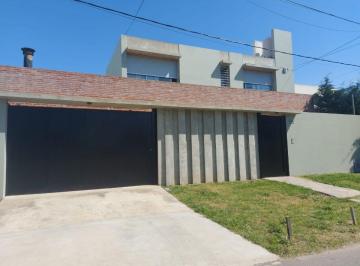 Casa de 4 ambientes, La Plata · Venta de Casa de 2 Dorm. con Jardín, Pileta y Parrilla