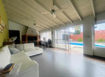 Casa · 250m² · 5 Ambientes · 2 Cocheras · Venta de Casa 5 Amb. en Ramos Mejia S/lote 400 m² C/parque, Quincho y Piscina