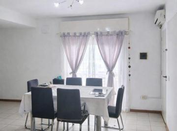 Departamento · 53m² · 3 Ambientes · 1 Cochera · Departamento Sobre Av Moreno Casi Av Alberdi