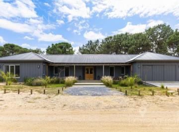 Casa · 340m² · 6 Ambientes · 4 Cocheras · Alquiler de Casa 4 Dorm. en Barrio Cerrado Laguna Escondida, José Ignacio
