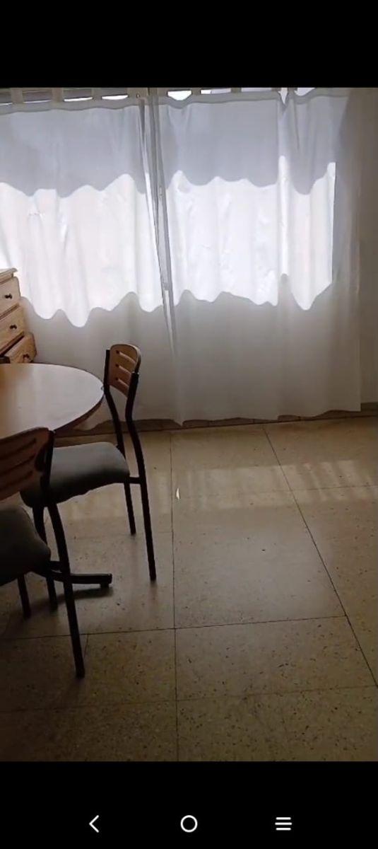 Ambiente con ventana A la calle, baño separado, cocina integrada, placard empotrado. Muy luminoso.