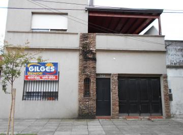 Casa · 210m² · 4 Ambientes · 1 Cochera · Venta de Excelente Casa 4 Amb. Sobre Lote de 8.66x33 m² en R. Mejia con Fondo Libre con Quincho