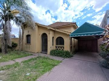 Casa · 280m² · 4 Ambientes · 1 Cochera · Chalet con Amplio Terreno y Ambientes Confortables
