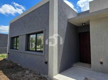 Casa · 160m² · 4 Ambientes · 2 Cocheras · Casa en Venta en Santa Lucia, Pilar del Este, Pilar