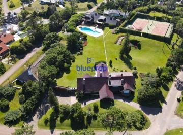 Foto1 · Casa en Venta en Punta del Este: Magnífica Residencia a Una Cuadra del Mar en Playa Mansa.