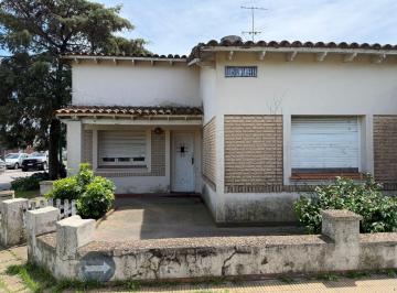 Casa · 55m² · 2 Dormitorios · 2 Cocheras · Casa a Refaccionar