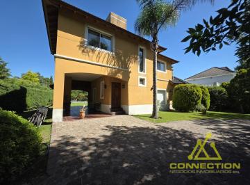 Casa · 123m² · 4 Ambientes · 3 Cocheras · Venta Casa 4 Ambientes en Barrio El Lauquen - Parque y Pileta Apto Crédito.
