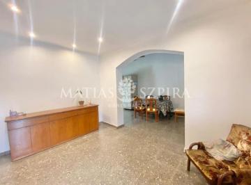 Casa · 122m² · 4 Ambientes · 1 Cochera · Chalet - Castelar Norte - 4 Ambientes con Parque, Parrilla y Quincho!