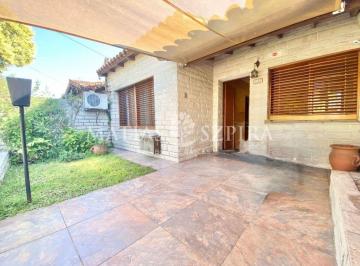 Casa · 122m² · 4 Ambientes · 1 Cochera · Chalet - Castelar Norte - 4 Ambientes con Parque, Parrilla y Quincho!