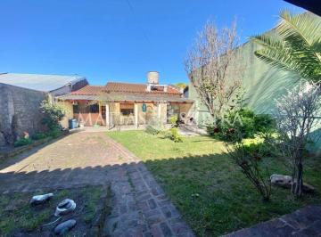 Casa · 122m² · 4 Ambientes · 1 Cochera · Chalet - Castelar Norte - 4 Ambientes con Parque, Parrilla y Quincho!