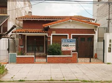 Casa · 192m² · 4 Ambientes · 1 Cochera · Chalet en Venta en Ramos Mejia