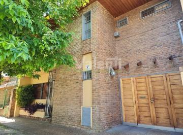 Casa de 4 ambientes, Hurlingham · Chalet en Venta 3 Dorm. con Jardín y Garage, con Vistas Al St. Hildas College, Hurlingham