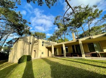 Casa · 315m² · 5 Dormitorios · Casa en Venta en Laguna Blanca