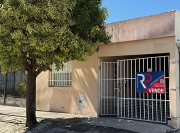 Casa · 135m² · 5 Ambientes · 1 Cochera · Casa Apta Credito - Semicéntrica - Todos Los Servicios - Pavimento