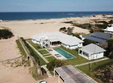 Casa · 350m² · 4 Dormitorios · 2 Cocheras · Casa Primera Fila en Barrio Club del Mar Jose Ignacio