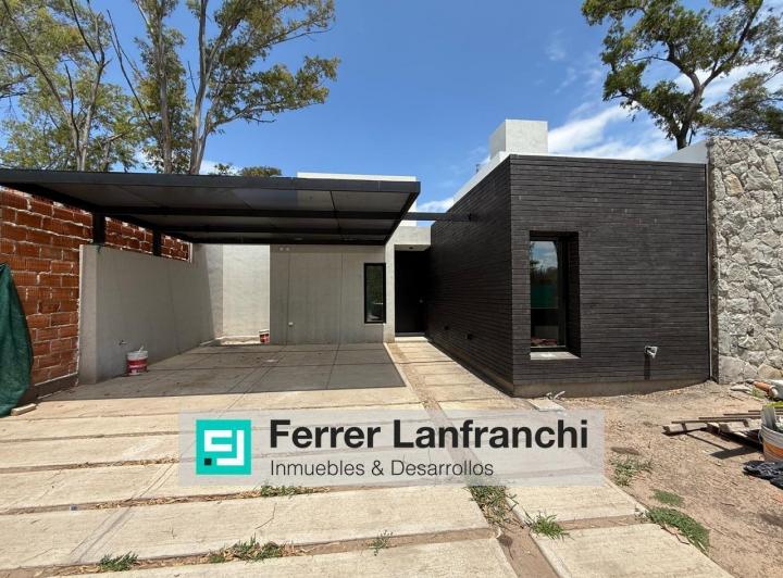 Casa · 113m² · 8 Ambientes · 2 Cocheras