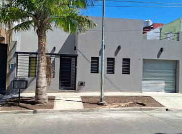 Casa · 110m² · 4 Ambientes · 1 Cochera · Venta de Casa de 4 Ambientes a Estrenar en Moron