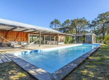 Casa · 415m² · 5 Dormitorios · 2 Cocheras · Casa en Venta en Jose Ignacio Cinco Dorm. en Suite