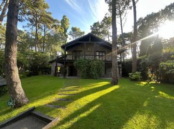 Casa · 400m² · 6 Ambientes · 2 Cocheras · Casa en Alquiler o Venta en Cariló Coihue 400