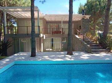 Casa · 210m² · 5 Ambientes · Casa en Alquiler en Costa Esmeralda, Barrio Deportivo 2